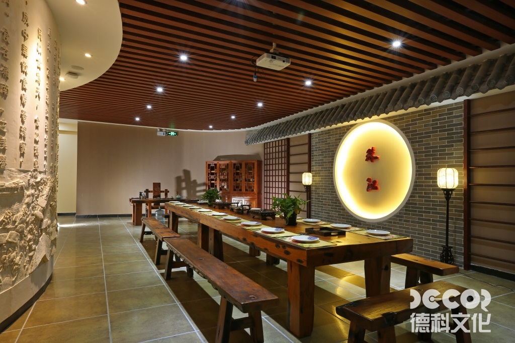 展覽館設(shè)計(jì)中，如何考慮觀眾的安全和緊急疏散的需求