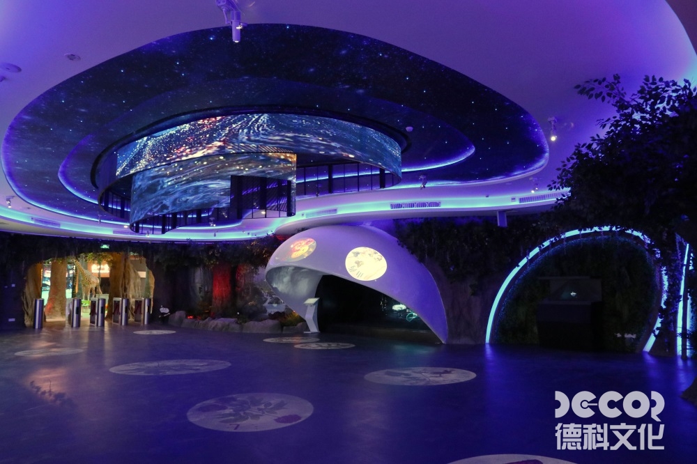 文化展館設(shè)計(jì)中，如何利用展示區(qū)域的燈光和音效來創(chuàng)造戲劇性的展覽效果？