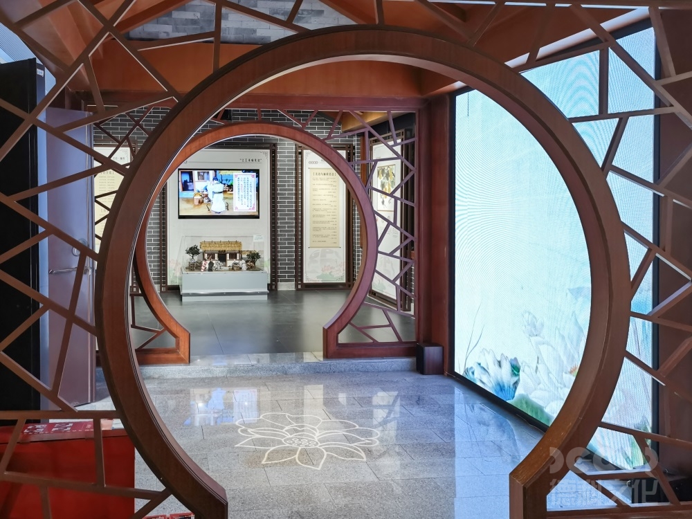 初心的門扉：黨建展廳設(shè)計(jì)的入口視覺(jué)焦點(diǎn)的精神建構(gòu)